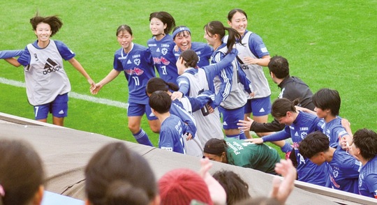 抱き合って勝利を喜ぶ選手ら