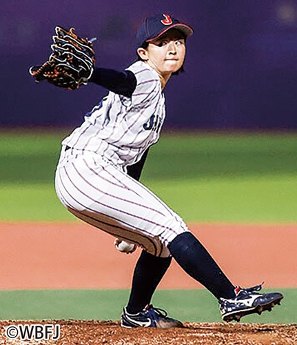 投球する柏崎選手＝提供