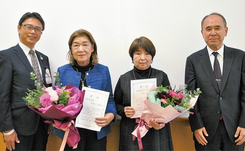 中央の２人が受賞者