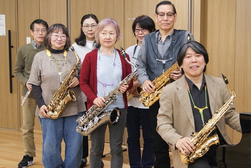 野村さん（右）と団員ら