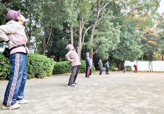 雑談を交わしながら霧が丘公園でラジオ体操をする参加者ら