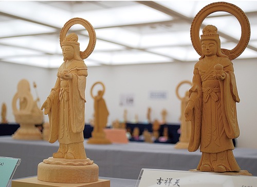 木の風合いが温かい佛像彫刻作品