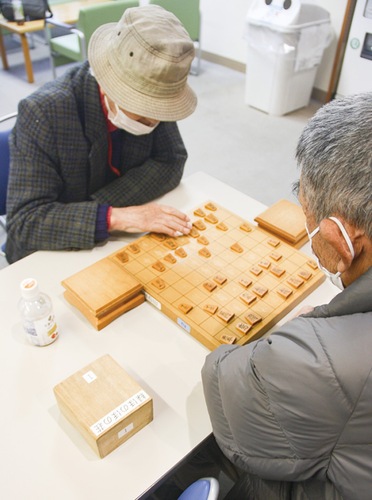 緑区内の緑ほのぼの荘で将棋を楽しむ来場者