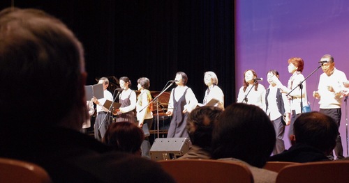 いきいきと歌う出演者と、聞き入る観客
