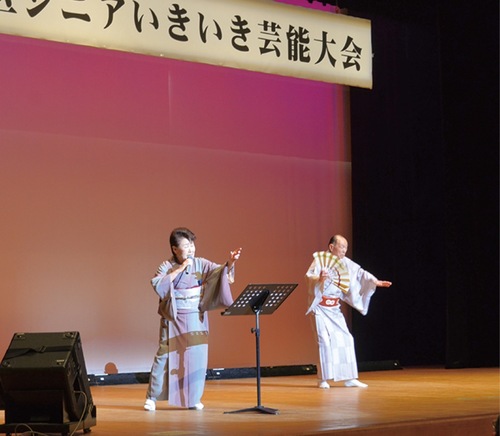 『おとこの潮路』を披露する演者