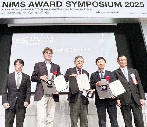 スネイス教授（左から２人目）、宮坂氏（中央）、朴教授（右から２人目）＝桐蔭横浜大学提供