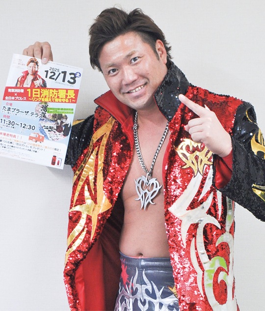 チラシを手にポーズをとる宮原選手