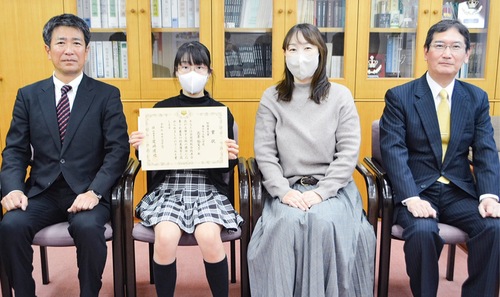 左から尾崎署長、高妻さん、母の佳苗さん、平瀬会長