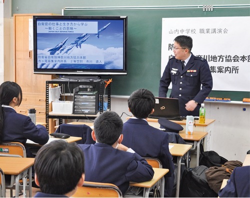 自衛隊の仕事を紹介する市川所長