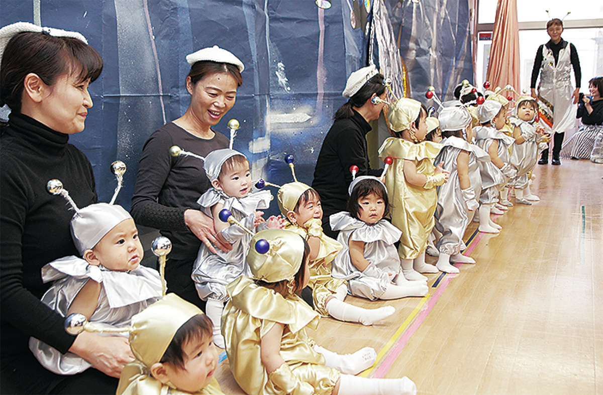 手作り衣装でクリスマス あざみ野ベビールーム 青葉区 タウンニュース