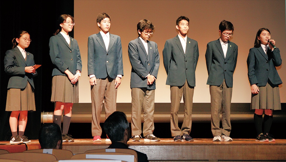 壇上で発表するみたけ台中生