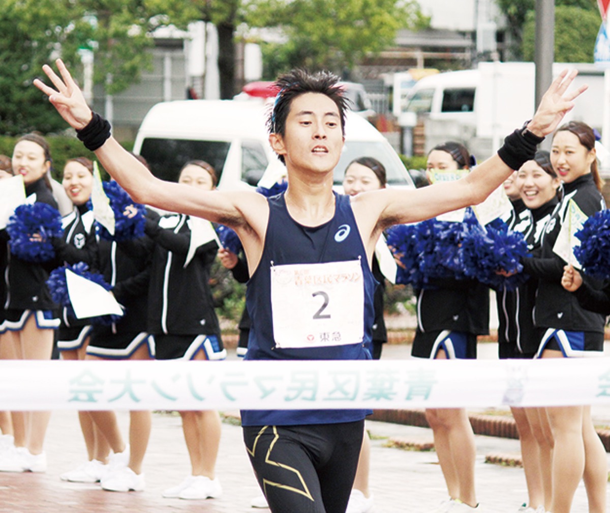 ３連覇を示しながらゴールする杉山さん