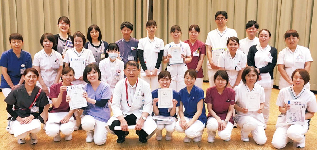 昨年の院内発表会に参加したスタッフと平元院長（前列中央左）