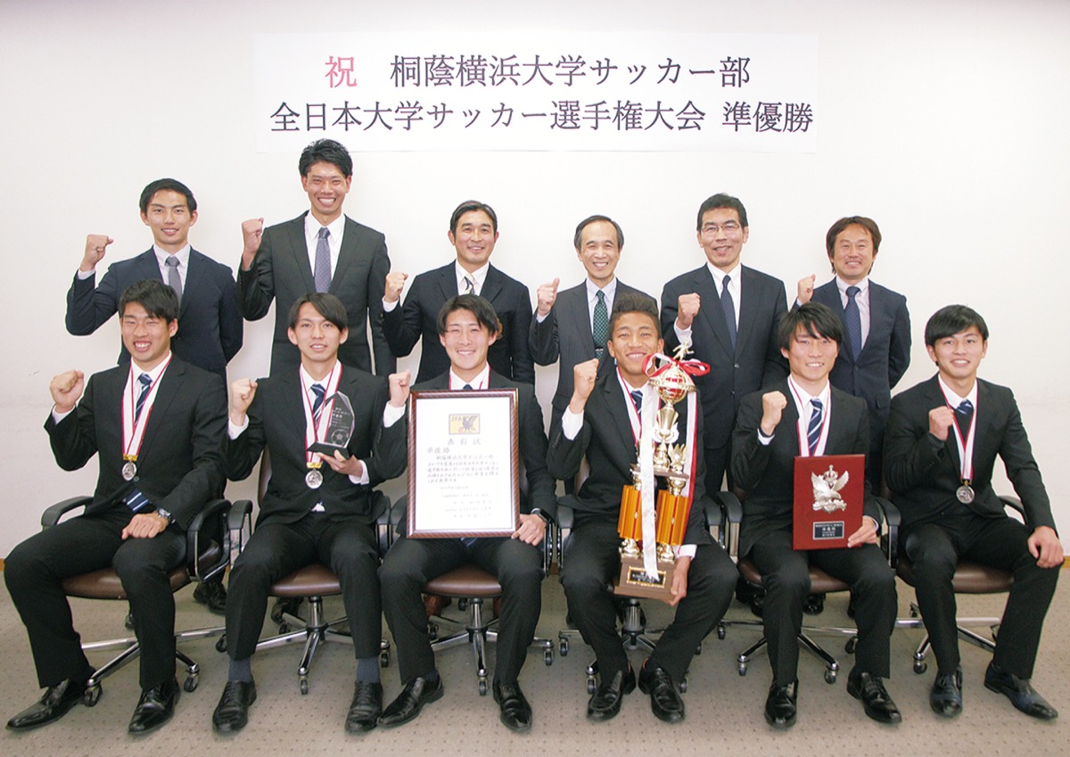 準優勝を報告する選手、監督ら