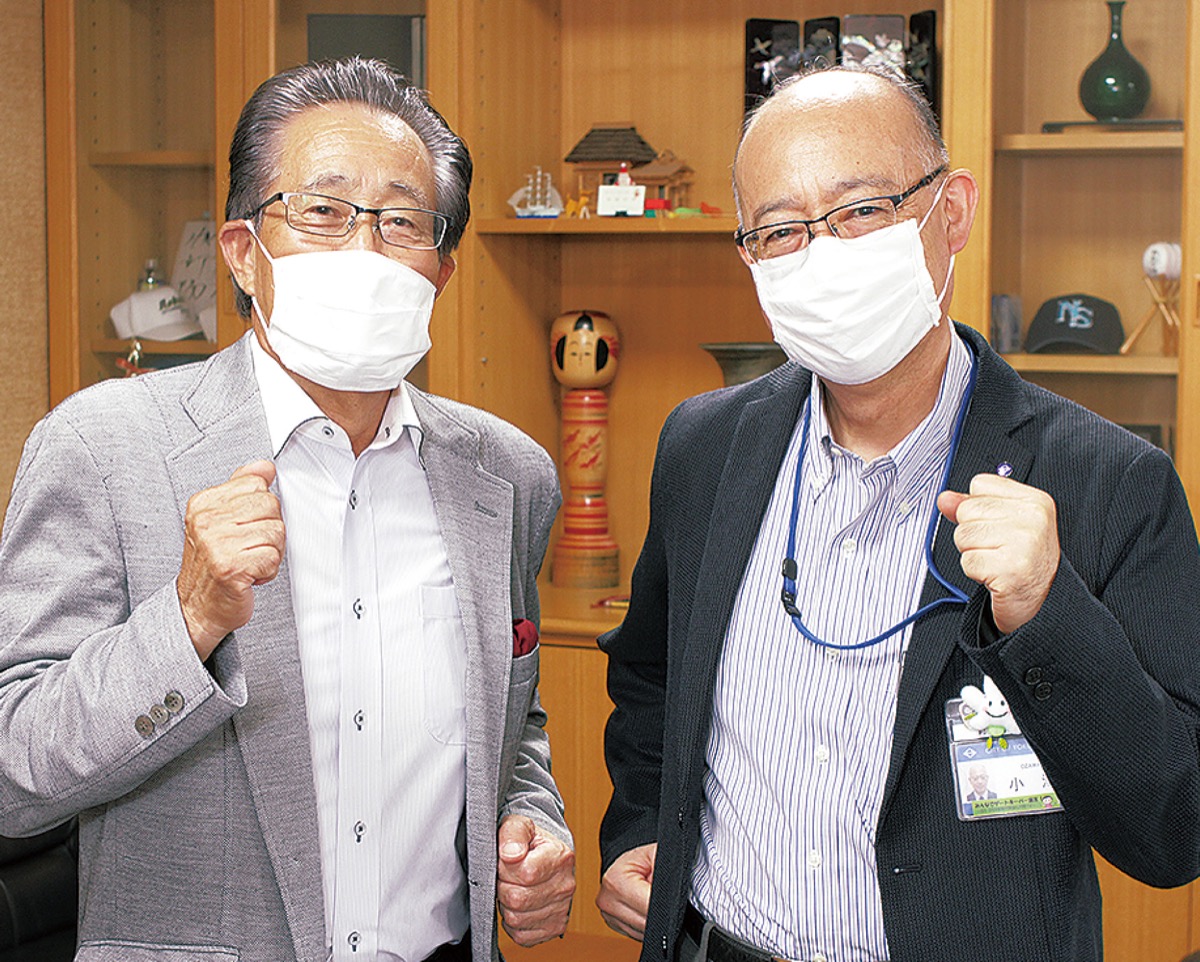 参加を呼び掛ける菊池会長（左）と小澤区長