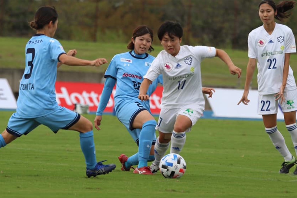 激しく競り合う選手たち＝提供