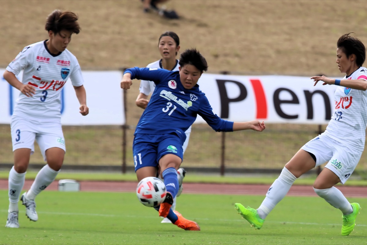 競り合う選手たち＝提供