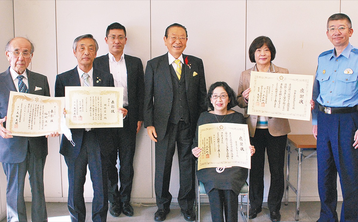 防犯功労者を表彰 (写真1)