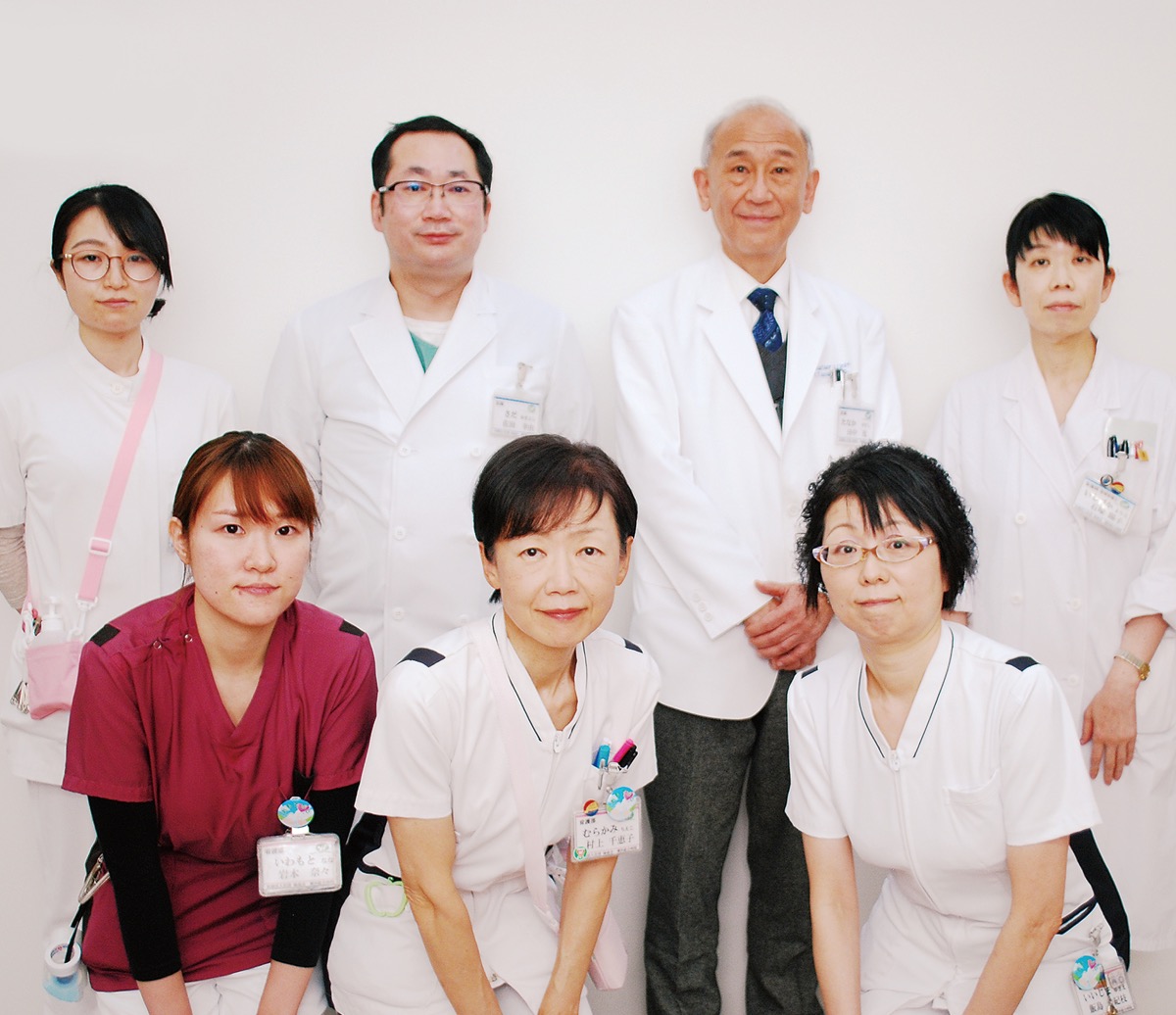 田中センター長（後列右から２番目）を中心に専門医、看護師、管理栄養士、薬剤師らがチームで治療にあたる
