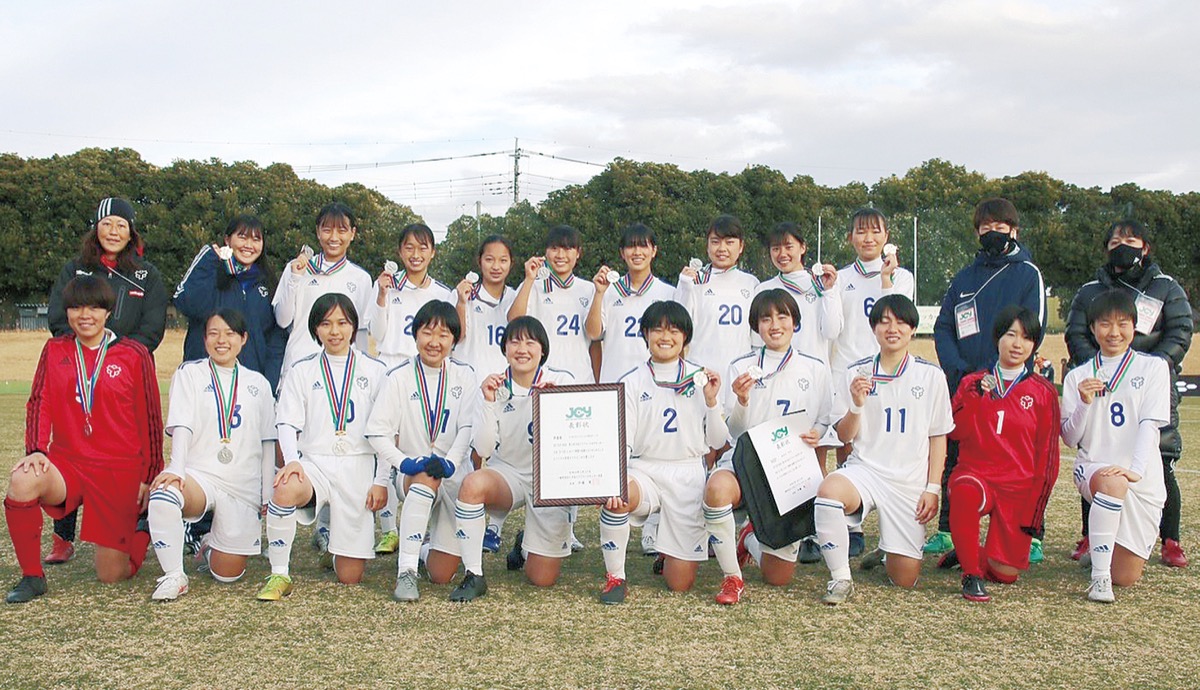初めての全国大会出場で準優勝を飾った選手たち＝提供