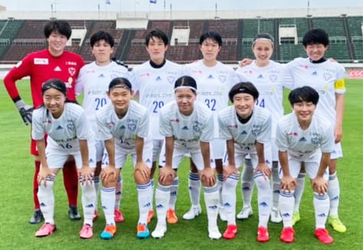 後期開幕戦を勝利したフィールズの選手たち＝提供