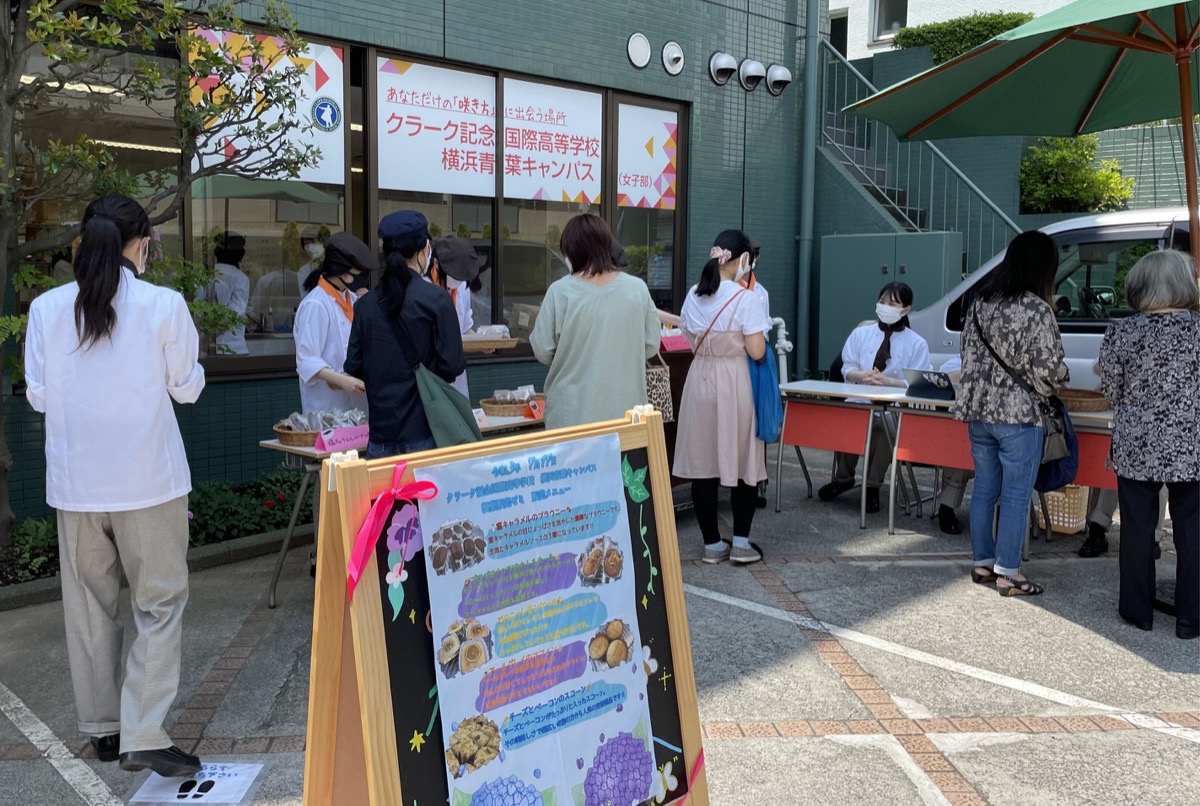 販売会に並ぶ地域住民ら