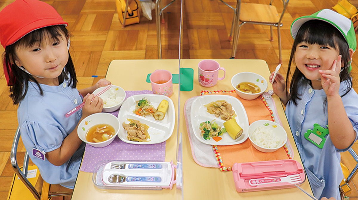 美味しい給食を食べて、いっぱい遊ぶ。調理室もガラス張りなので、いつでも見学ＯＫ！食育のきっかけに