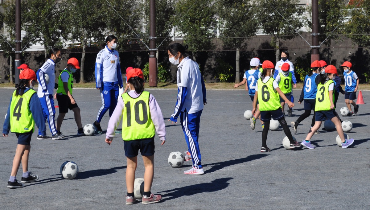 Web限定記事 美しが丘西小 日体大フィールズ横浜がサッカー教室 郵便局長による手紙の書き方授業も 青葉区 タウンニュース Web限定記事 美しが丘西小 日体大フィールズ横浜がサッカー教室 郵便局長による手紙の書き方授業も 青葉区 タウンニュース