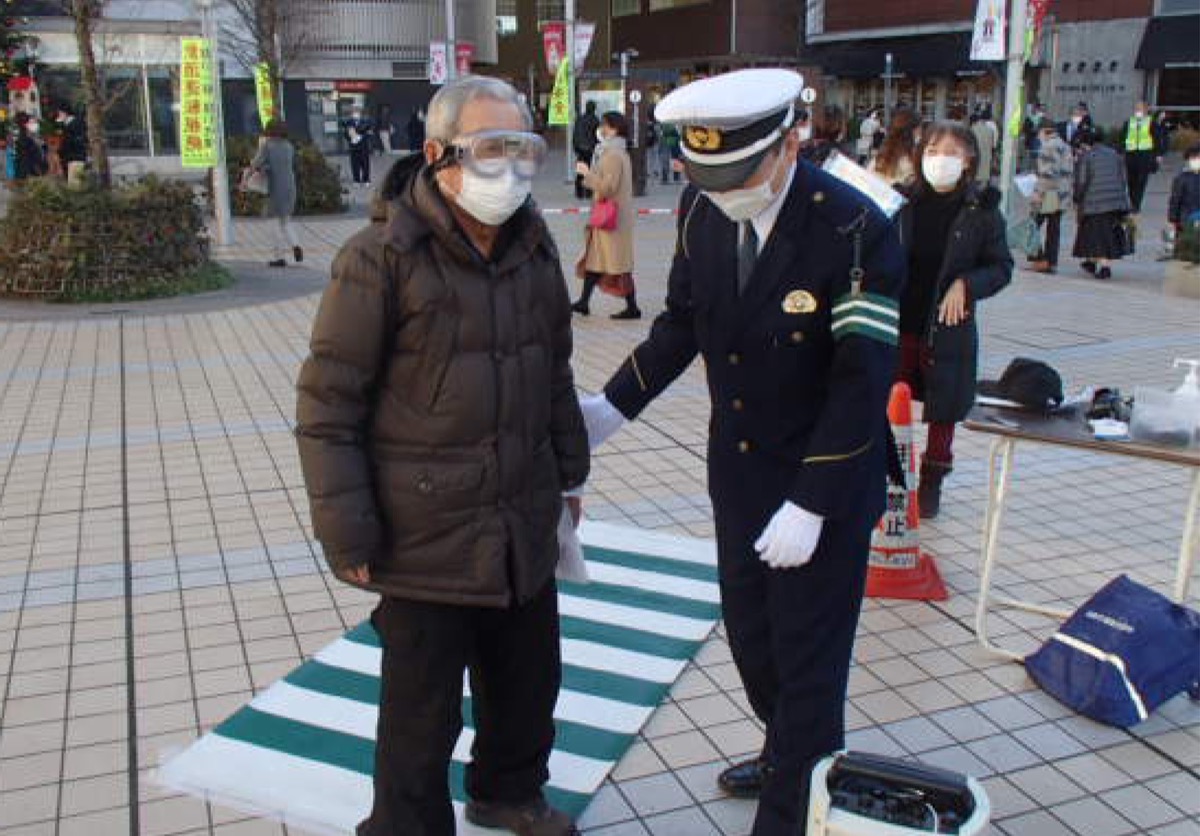 飲酒ゴーグルの体験を行う様子