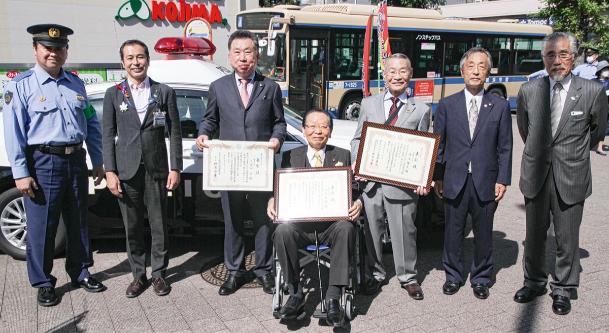左から中島署長、天下谷区長、久保田会長、松澤さん、徳江さん、関根会長、井上会長