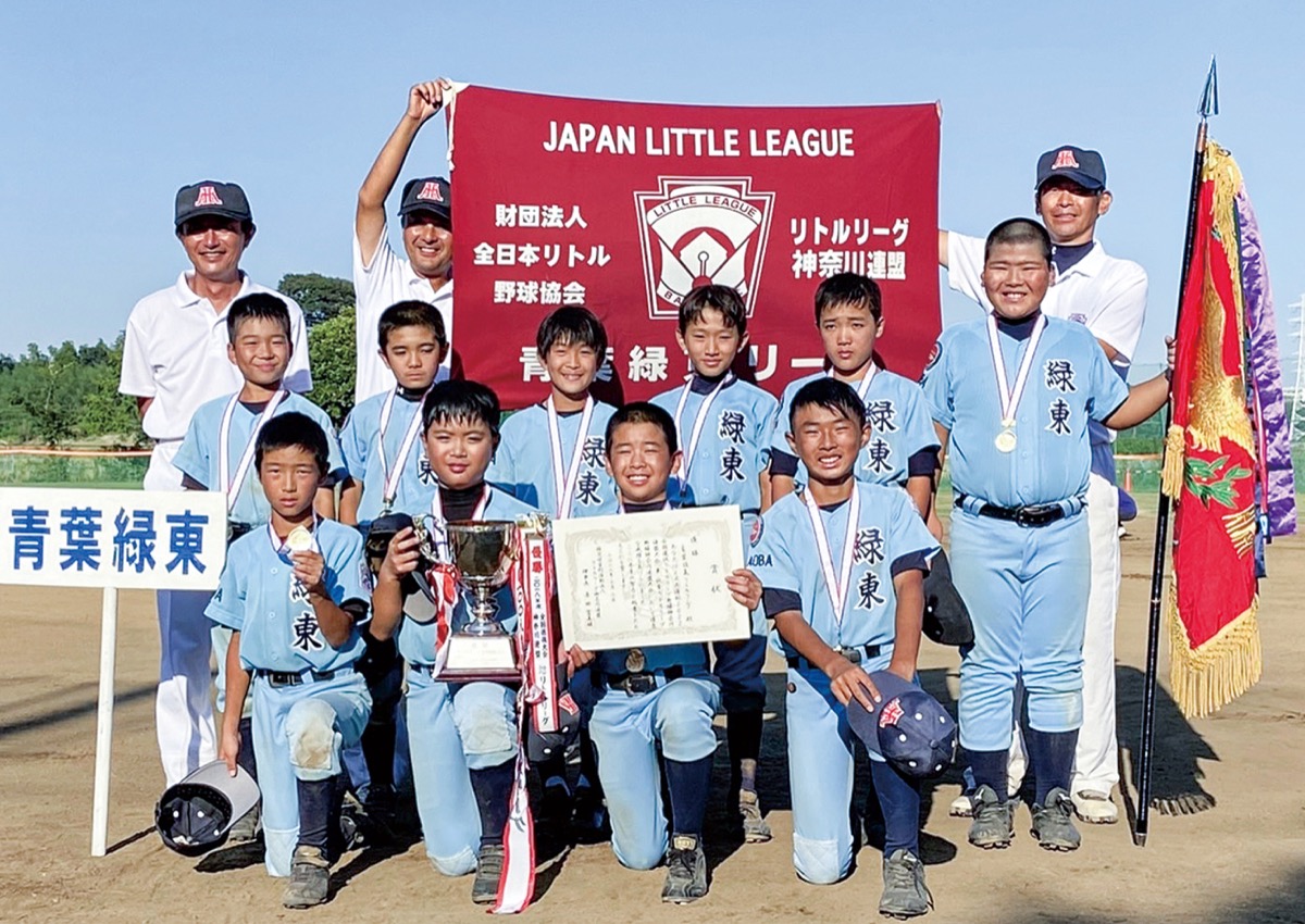 優勝を果たし満面の笑みを浮かべる選手たち
