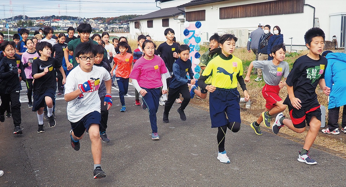 コースを駆け抜ける田奈小の児童たち