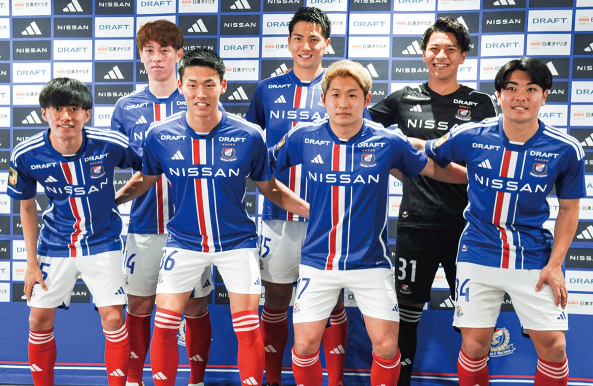 井上選手（前列中央右）をはじめとする新加入選手たち