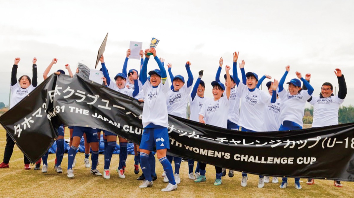 優勝を決め喜びを爆発させる選手たち (日体大SMG横浜提供)