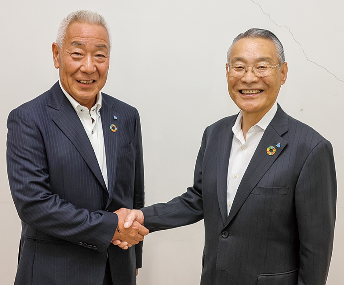 徳江前会長（右）と工藤新会長