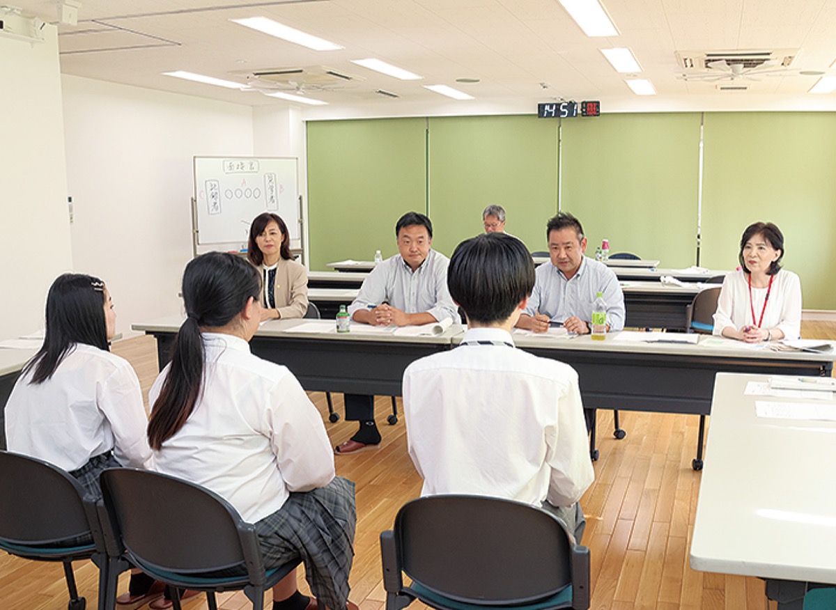 就職活動前に模擬面接 (写真1)