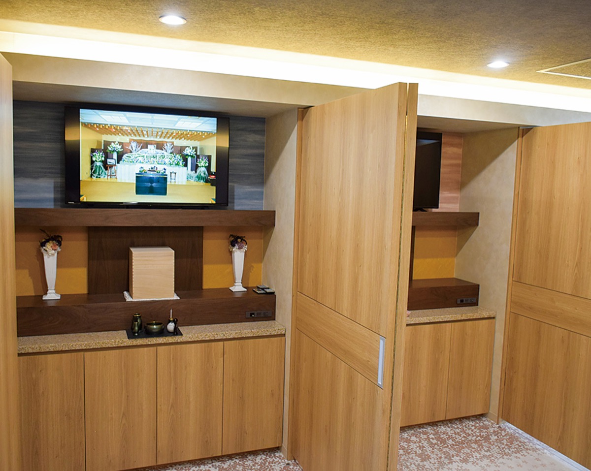 遺骨の前で個別のお参りも可能（予約制）