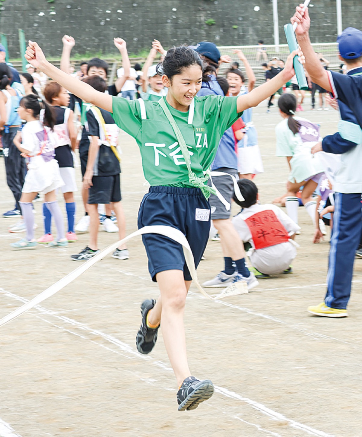 小学生リレー１組目で１位となった新石川下谷自治会