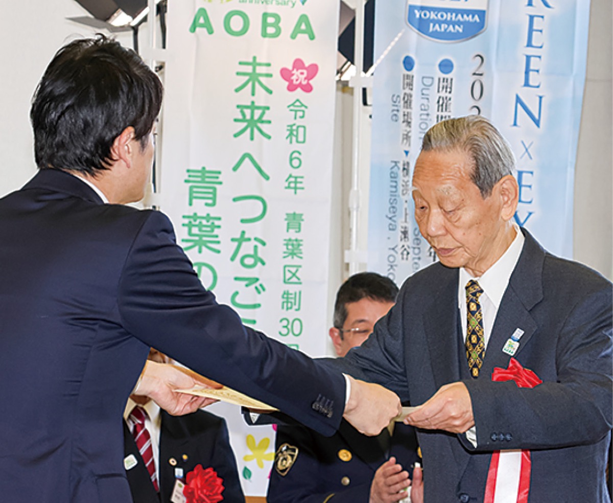 表彰状を受け取る小池会長