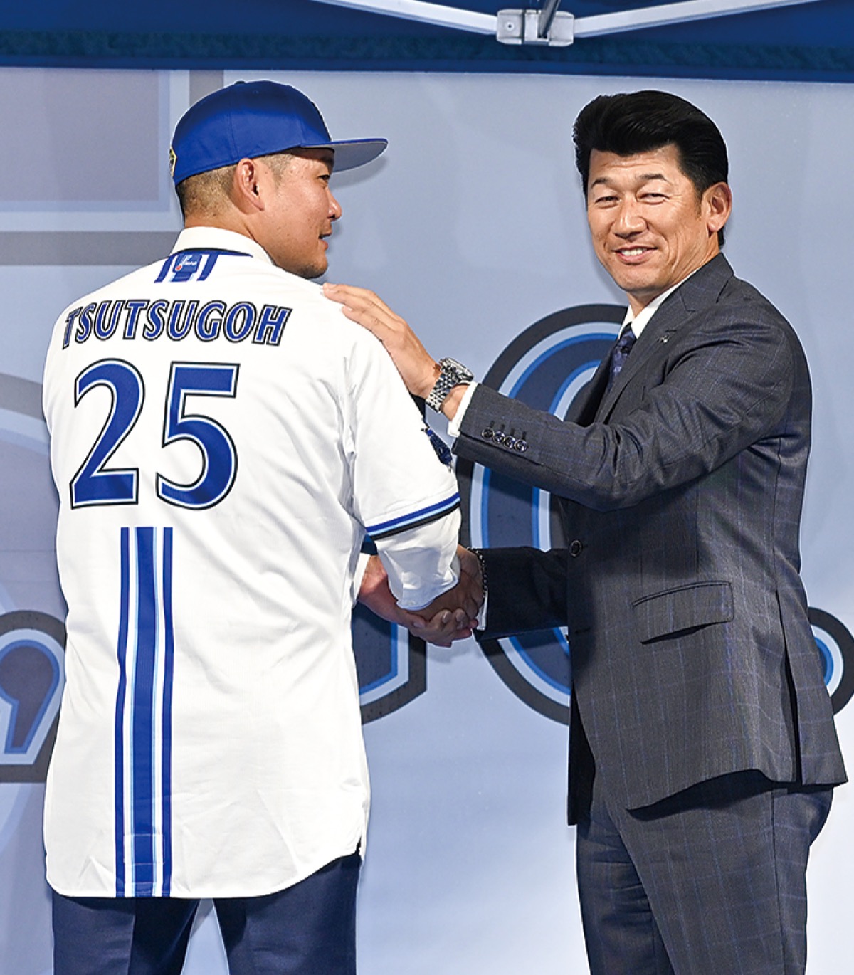 三浦監督（右）と握手を交わす筒香選手