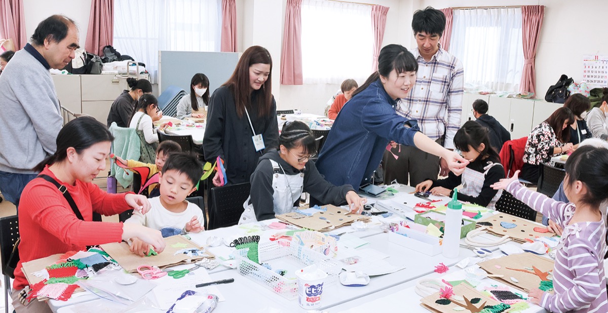 バッグをみんなで飾り付け