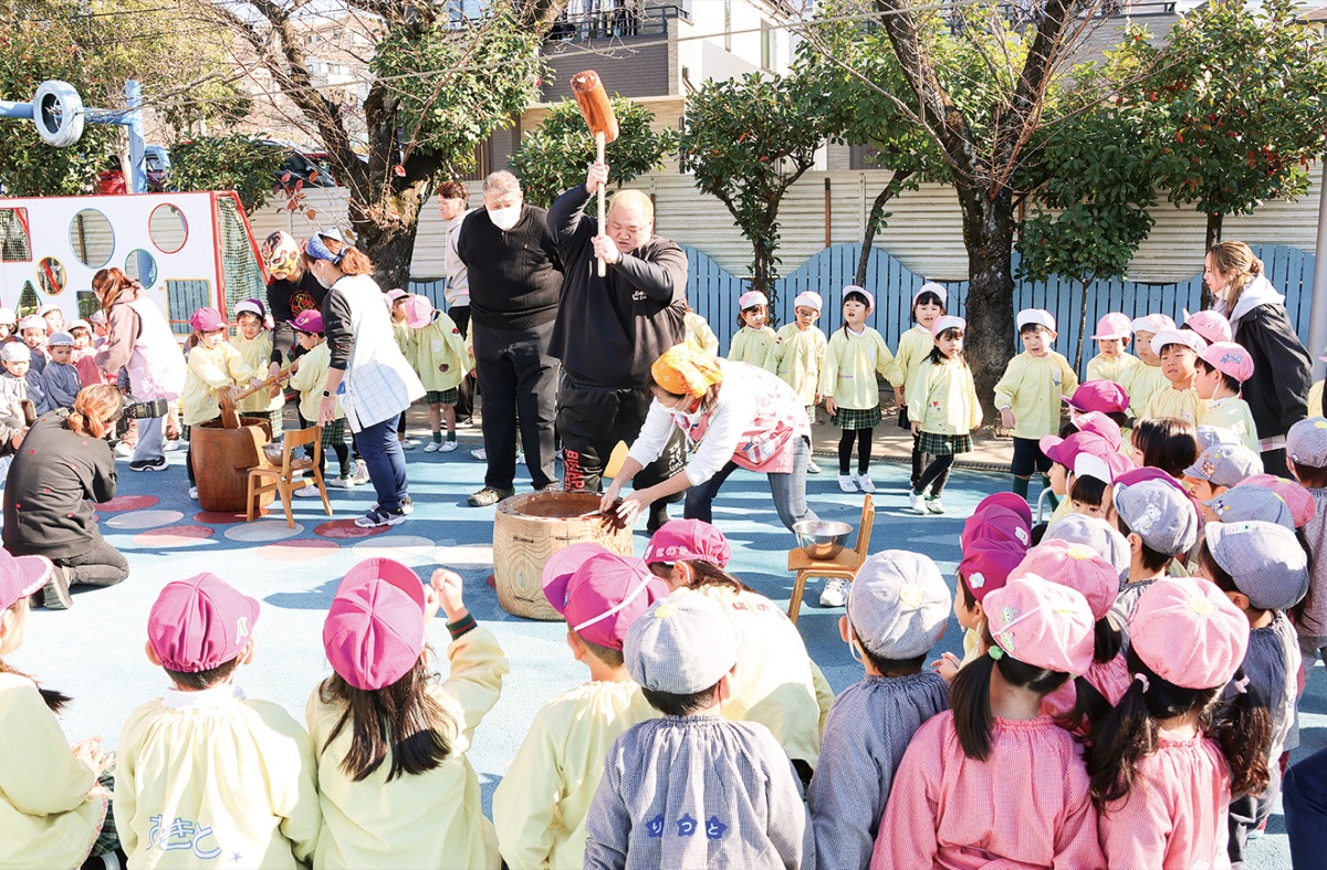 スポーツ選手が餅つき (写真1)