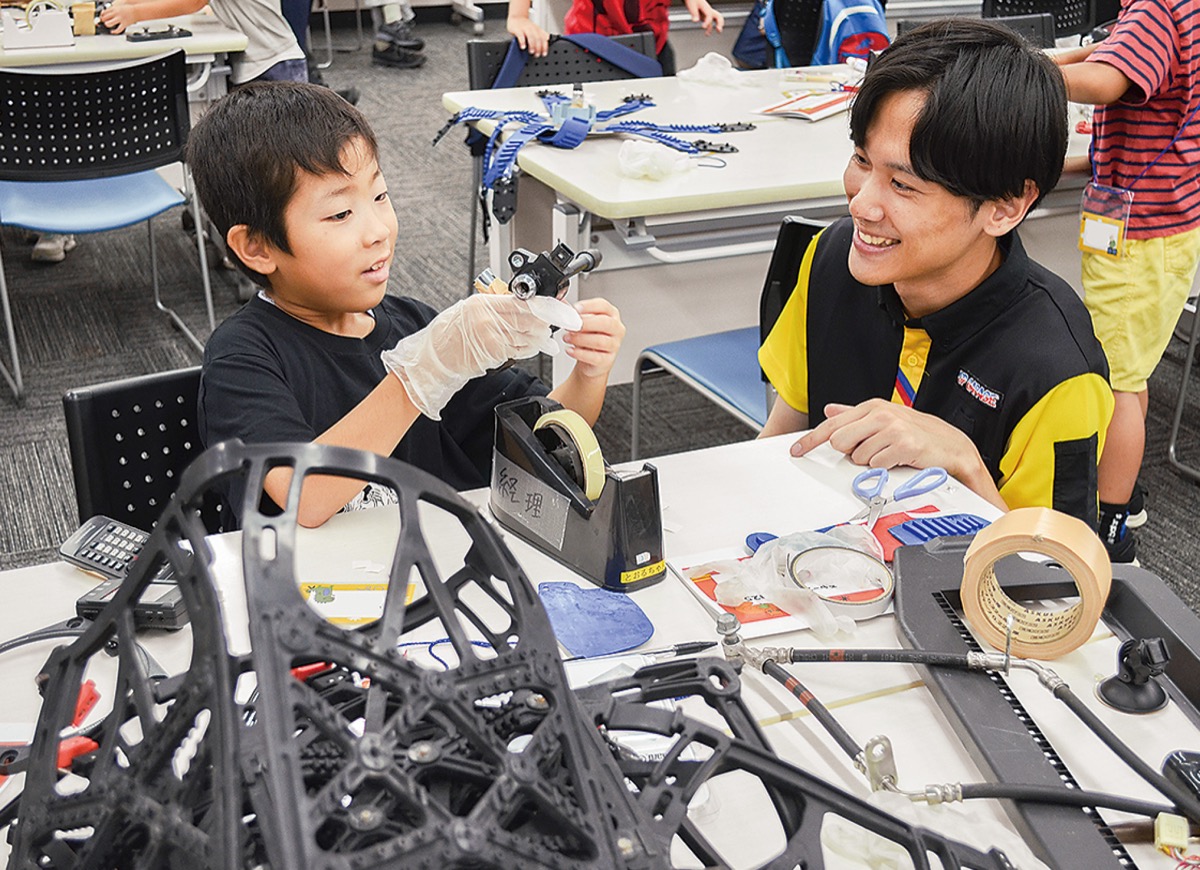 車の廃パーツで工作体験