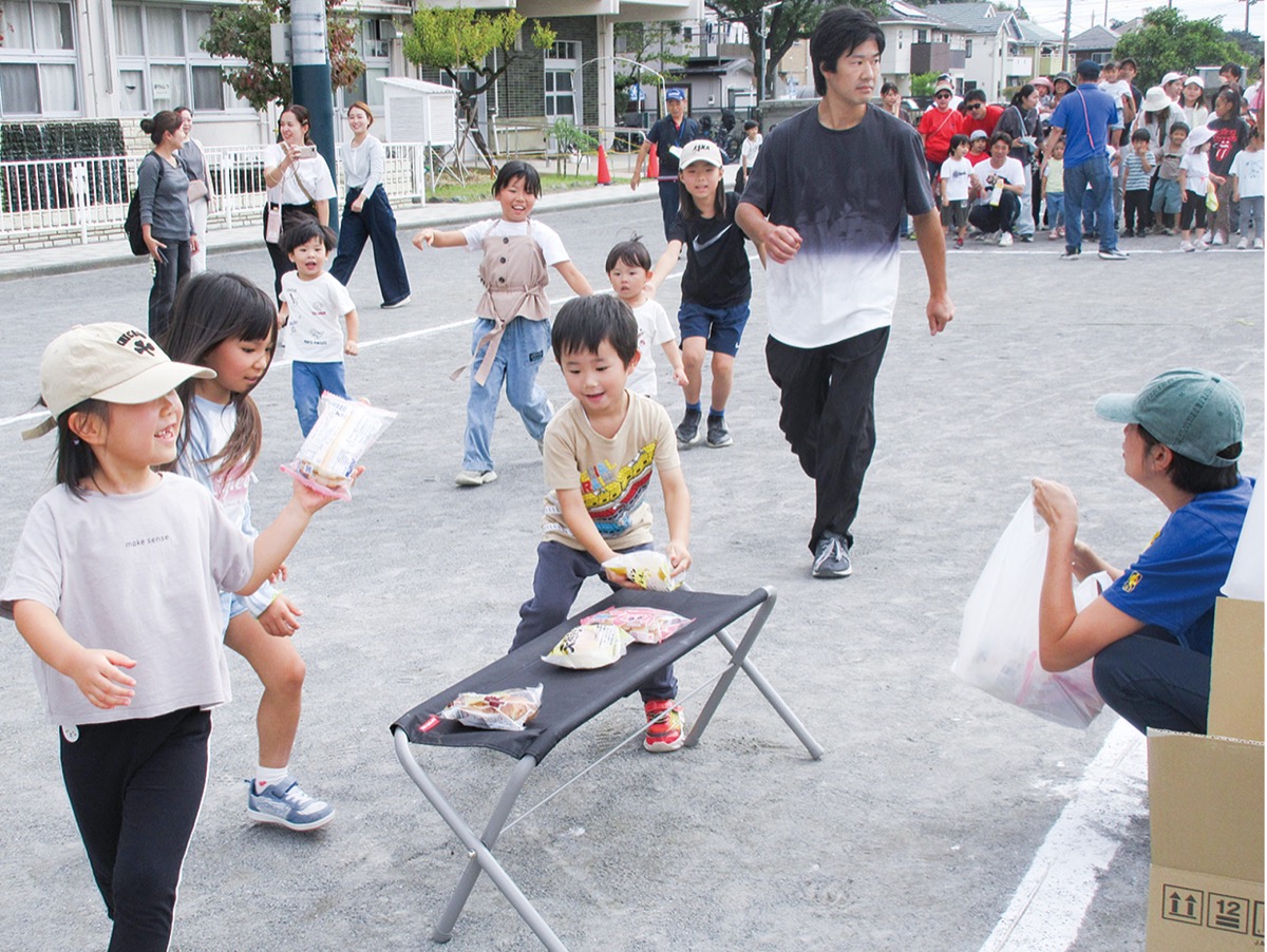 秋空の下、汗流す