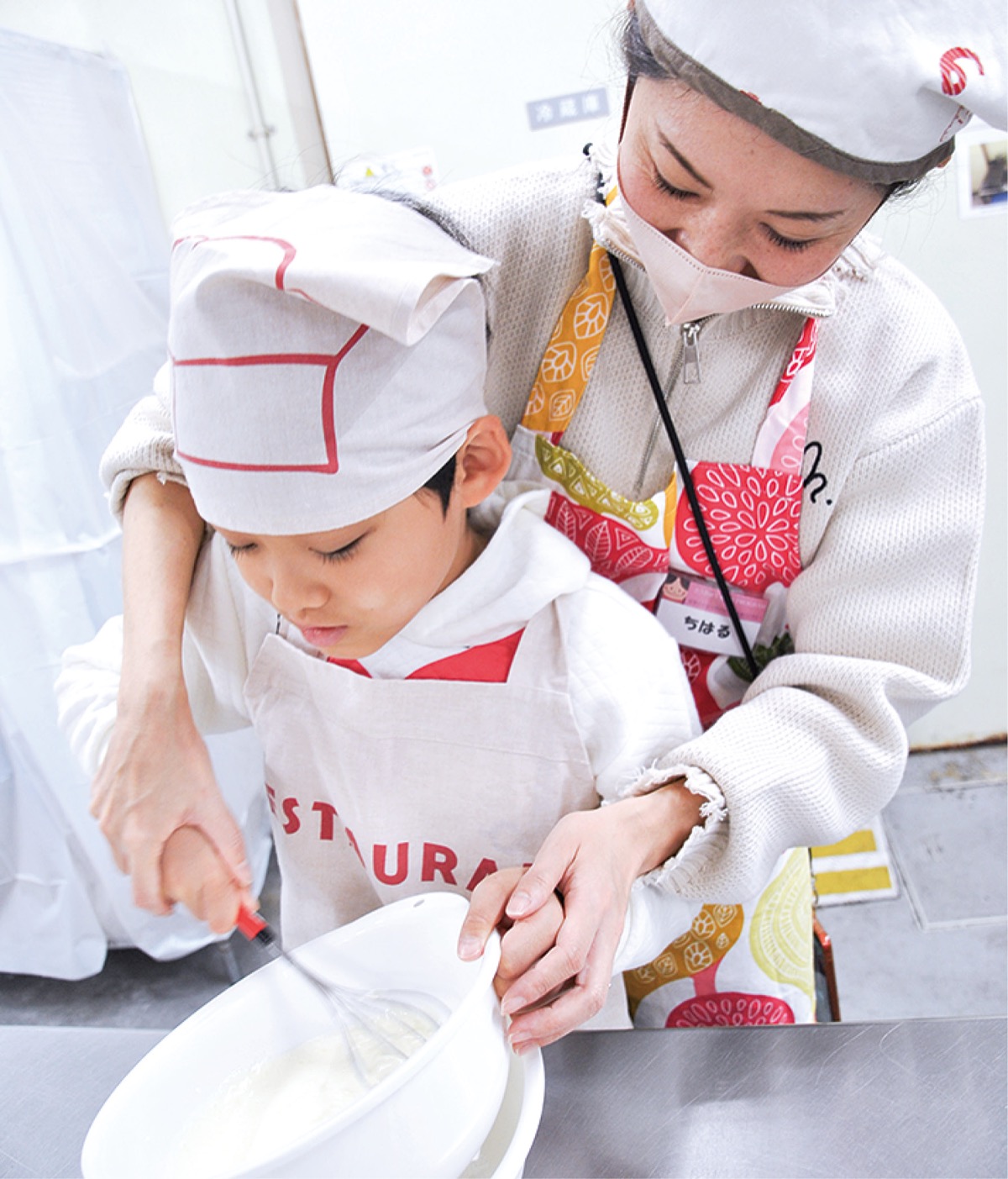ケーキ作りに親子で夢中