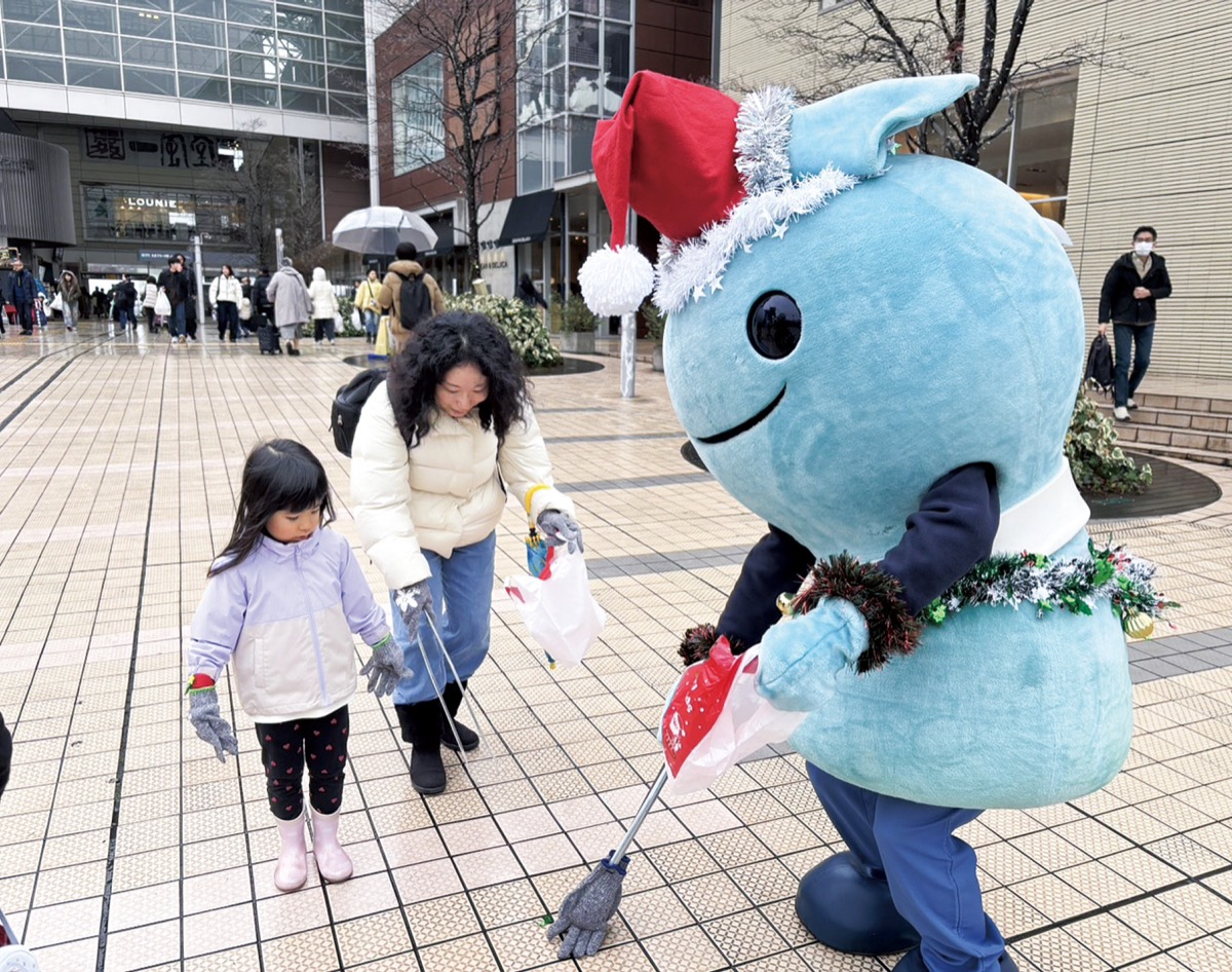 ｢ミーオ｣と一緒にごみ拾い