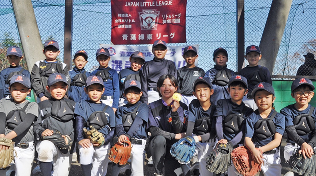 柏崎さん（前列中央）と同リトルリーグの子どもたちの集合写真