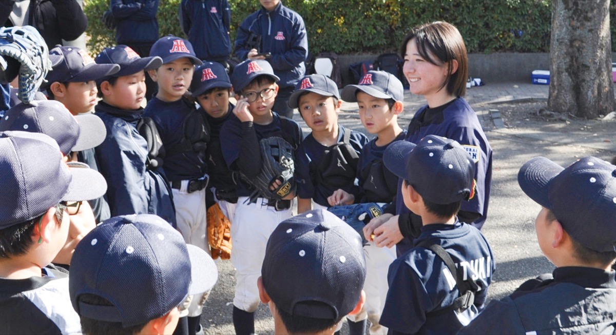 同リトルリーグの子どもたちと交流する柏崎さん（右奥）