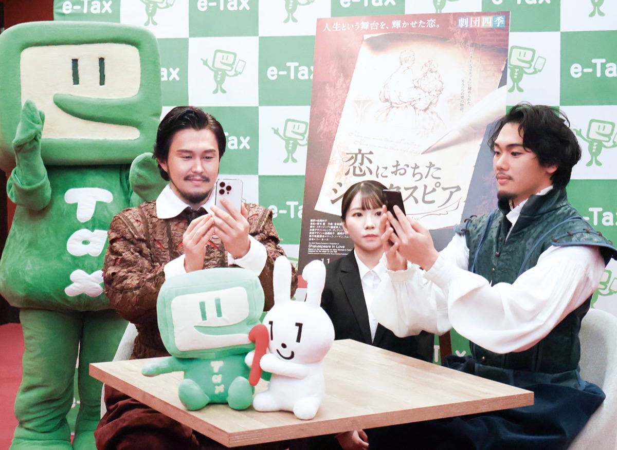 確定申告を体験する大鹿さん（右端）と渡辺さん（右から３人目）