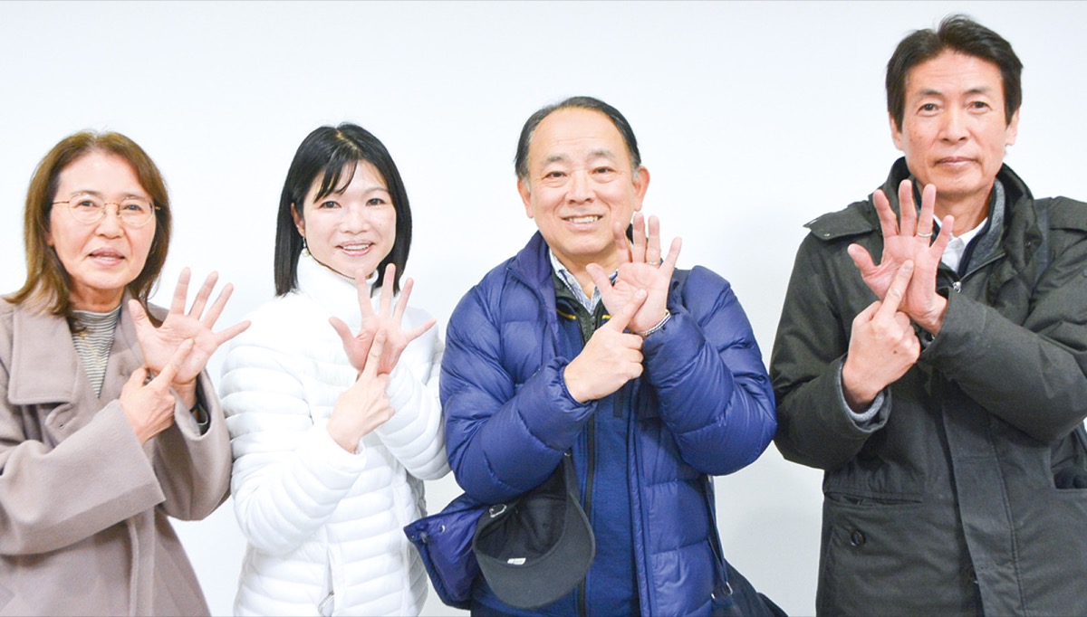 「Ｖ6」ポーズの桐蔭会メンバー